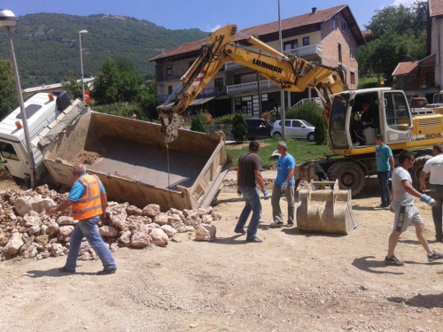 FOTO: U Prozoru se prevrnuo kamion natovaren zemljom