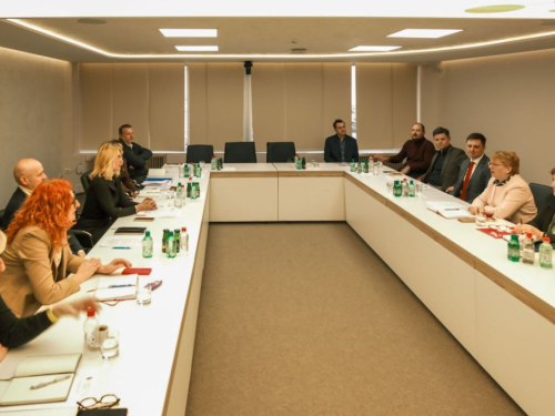 RAK i AKOP BiH razgovarali o suzbijanju ilegalnih IPTV servisa i zaštiti tržišta