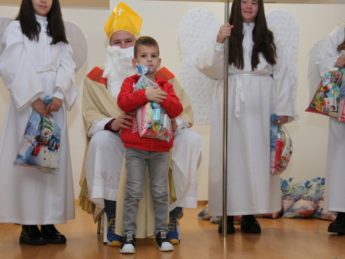 FOTO: Sveti Nikola razveselio najmlađe u župi Rumboci