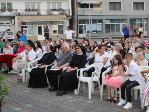 FOTO: 16. festival duhovne glazbe ''Djeca pjevaju Isusu'' u župi Prozor