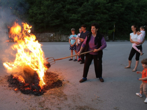 FOTO: Paljenjem svitnjaka Rama dočekuje sv. Ivu