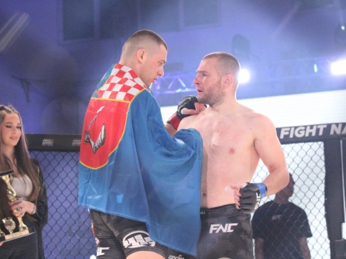 FOTO: Tomislav Sičaja pobjedio u prvom profesionalnom nastupu u MMA