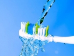 Treba li navlažiti četkicu za zube prije ili poslije stavljanja paste?