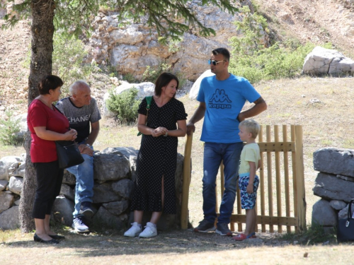 FOTO: Na Vranu služena sv. misa za poginule duvandžije