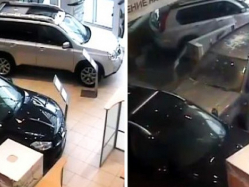 Nezadovoljni vozač demolirao auto salon