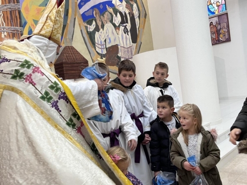 FOTO: Sv. Nikola razveselio djecu na Orašcu