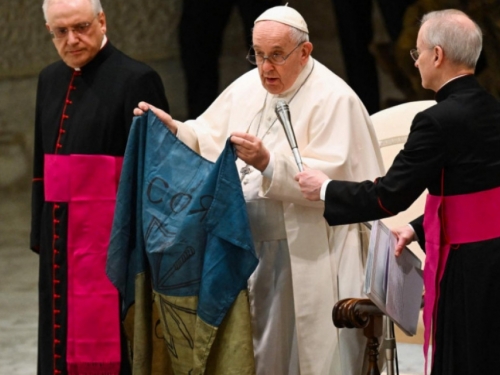 Papa Franjo pred vjernicima sa zastavom iz Buče: ‘Zaustavite sijanje smrti i razaranja‘