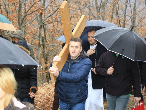 FOTO: Vlč. Ljubo Zadrić predvodio križni put na Uzdolu