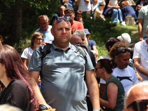 FOTO/VIDEO: Tisuće hodočasnika okupilo se na Kedžari u spomen na Divu Grabovčevu