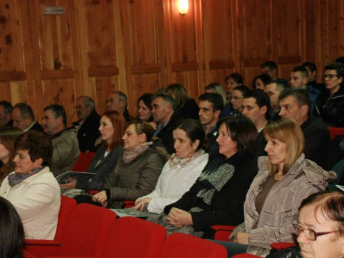 FOTO: Na Šćitu predstavljena knjiga „Bijeli put, pobjeda dobra u ratu“