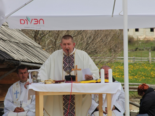FOTO: Druženje Rumbočana i sv. misa na Zahumu