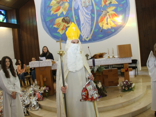 FOTO: Sv. Nikola podijelio paketiće djeci u Rumbocima