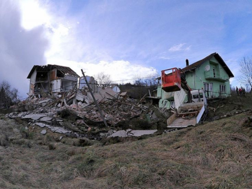 Strašni prizori urušavanja kuća u Hrvatskoj Kostajnici