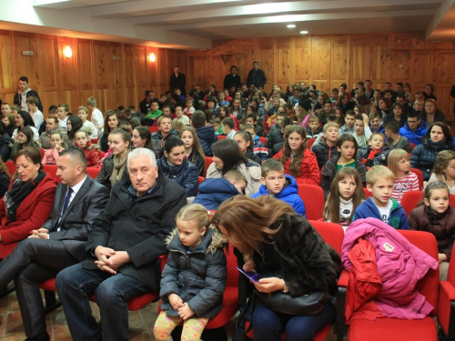 FOTO: Božićna priredba OŠ fra Jeronima Vladića Ripci