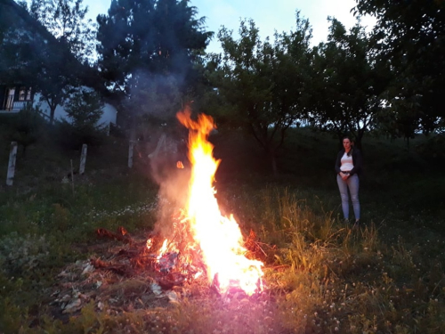 FOTO: Paljenjem svitnjaka Rama dočekuje sv. Ivu