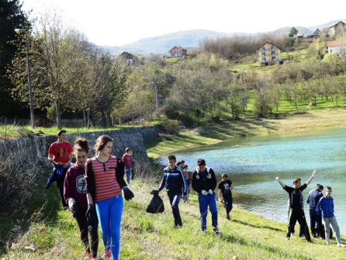 FOTO: Učenici u Eko akciji čišćenja obale Ramskog jezera