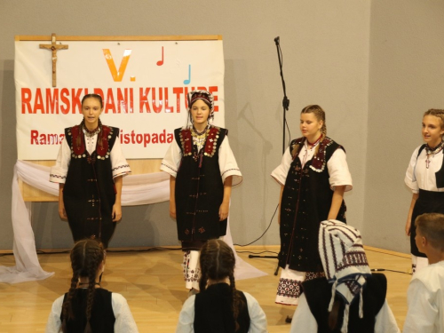 FOTO/VIDEO: Večer folklora u Prozoru