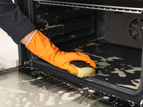 Zaboravite ribanje: Jednostavan trik s octom koji čisti pećnicu za 30 minuta