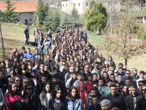 FOTO/VIDEO: Nadbiskupijski križni put mladih na Šćitu