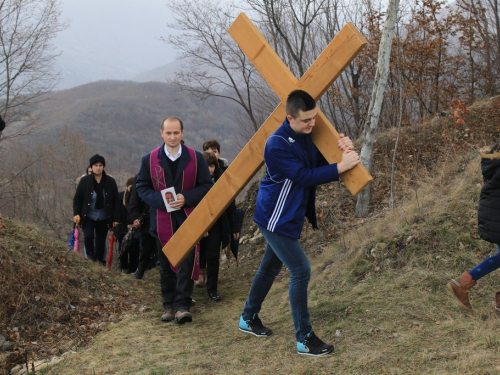 FOTO: Mr. Pero Brajko predvodio put križa na Uzdolu