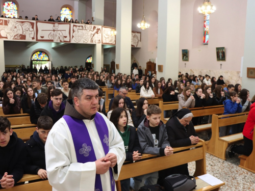 FOTO: Križni put mladih Fojničkog arhiđakonata u župi Rama-Šćit