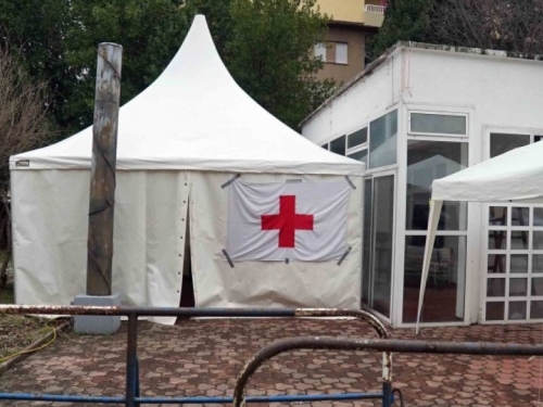 Zdravstveni radnici SKB Mostar i noćas u šatoru, nema napretka u pregovorima