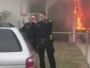 Policajci slikali "selfieje" dok je vatra iza njih gutala kuću