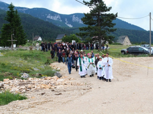 FOTO: Blagoslov gradilišta i kamena temeljca nove filijalne crkve na Risovcu