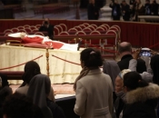 Tijelo Benedikta XVI izloženo u Vatikanu, građani se opraštaju od pape