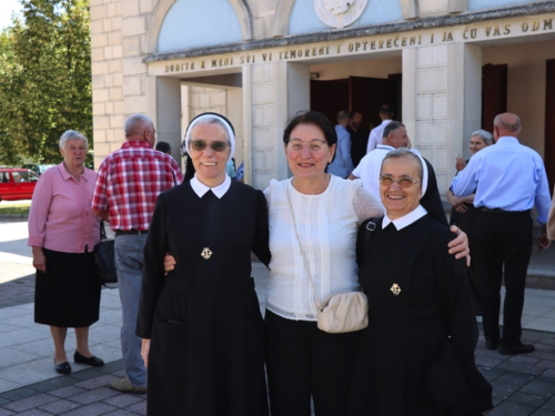 FOTO: Zlatna misa mons. Ante Meštrovića i Dan posvete crkve i duhovnih zvanja u župi Prozor