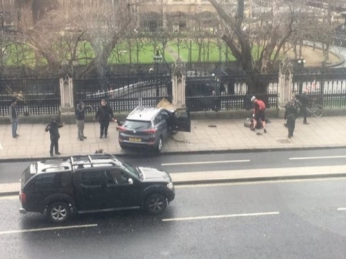 Dvije osobe upucane ispred britanskog parlamenta, više ih pregaženo automobilom