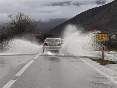 Izlijevanje vode: Oprez u prometu širom HNŽ-a