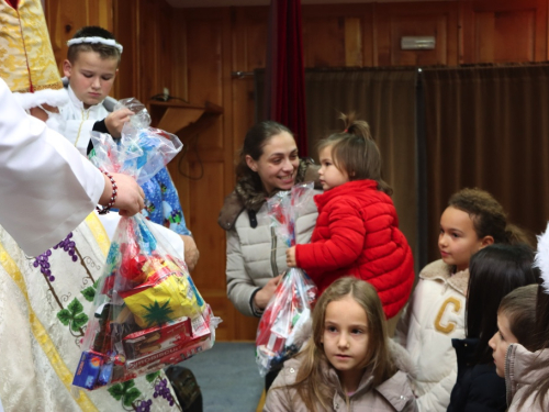 FOTO: Sv. Nikola i ove godine razveselio djecu u župi Rama-Šćit