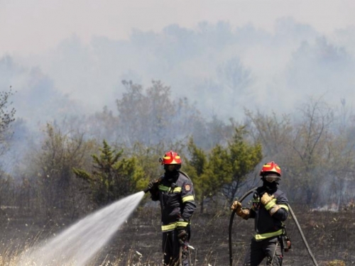 Vatrogasci stavili pod kontrolu velike požare na šibenskom i zadarskom području