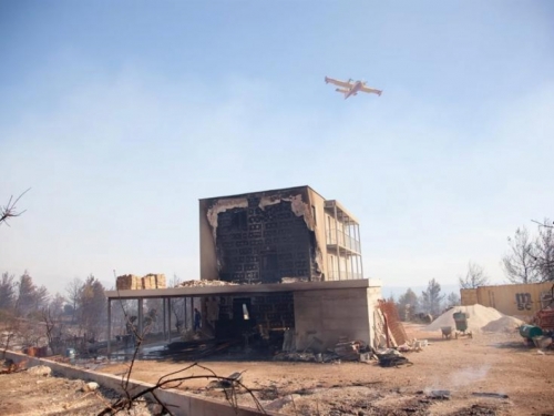 U požaru na Pelješcu izgorjele četiri kuće