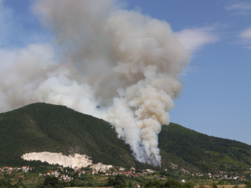 VIDEO: Veliki požar iznad Podbora: Vjetar otežava gašenje nepristupačnog terena