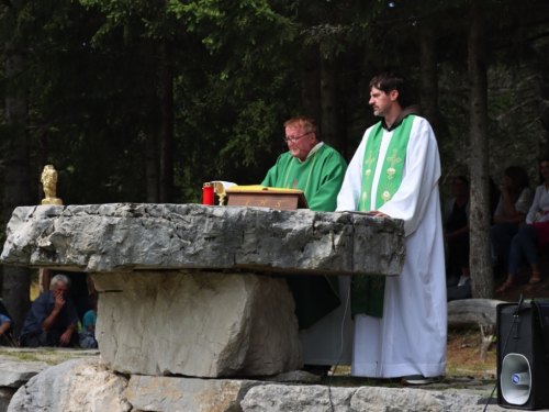 FOTO/VIDEO: Na Vranu služena sv. misa za poginule duvandžije