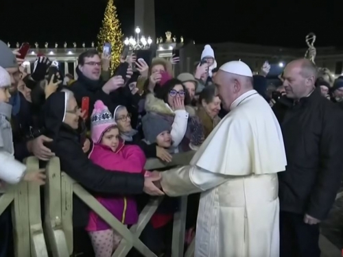 Video: Papu Franju razljutila hodočasnica