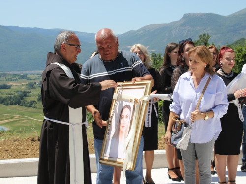 FOTO/VIDEO: U Podboru svečano blagoslovljen Gospin kip