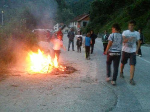 FOTO: Paljenjem svitnjaka Rama dočekuje sv. Ivu