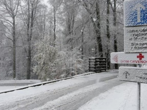 Snijeg, led i jak vjetar otežavaju promet u BiH