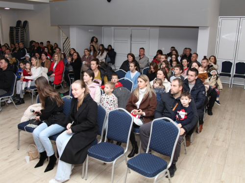 FOTO: Sveti Nikola razveselio najmlađe u župi Rumboci