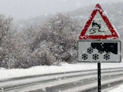 Zbog snježnih nanosa i dalje zatvorena cesta Tomislavgrad - Prozor