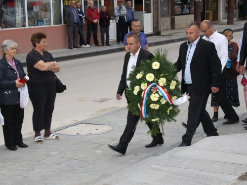 FOTO: Polaganjem vijenaca i svečanom sjednicom započelo obilježavanje Dana općine