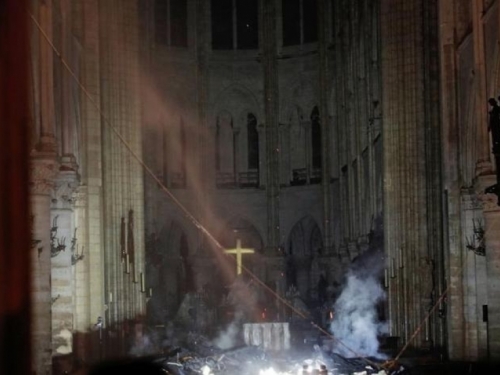Hrabri svećenik ušao je u goruću katedralu Notre Dame i spasio Trnovu krunu