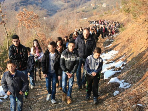 FOTO: Fra Andrija Jozić predvodio Križni put na Uzdolu