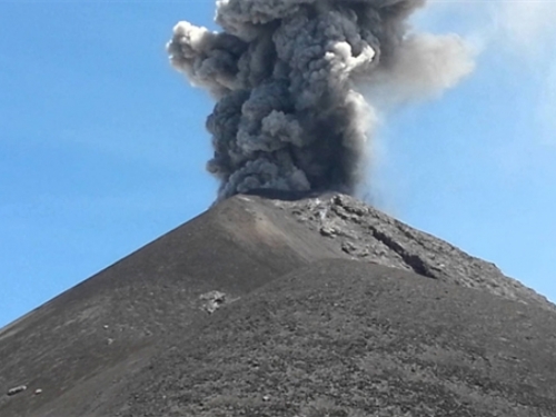 Prvi put vulkanska erupcija snimljena dronom