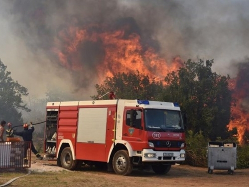 Uhićeno sedam mladića: Sumnja se da su izazvali požar, dvojica su srpski državljani