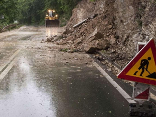 Kolnici mokri, u usjecima i preko planinskih prijevoja odroni