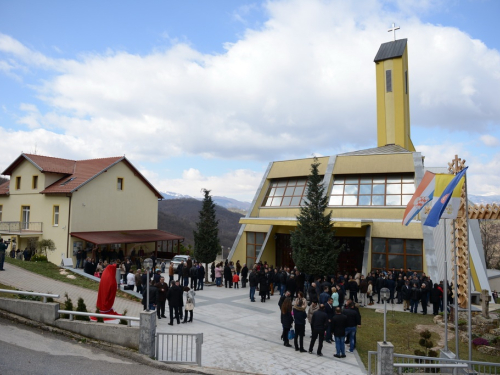 FOTO: Mons. dr. Pero Sudar blagoslovio novi križ i spomenik Stjepanu Džalti na Uzdolu